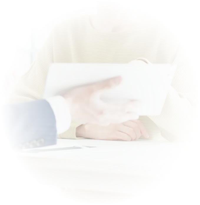 お客様と営業担当が書類を交わす様子